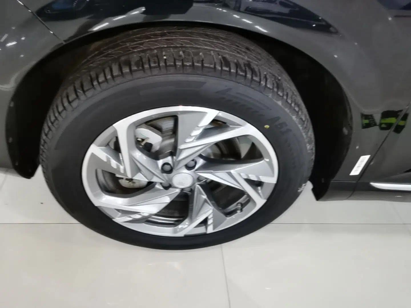 Hongqi HS3 PHEV 2024 PHEV 115km Jingwei Edition — миниатюра 10