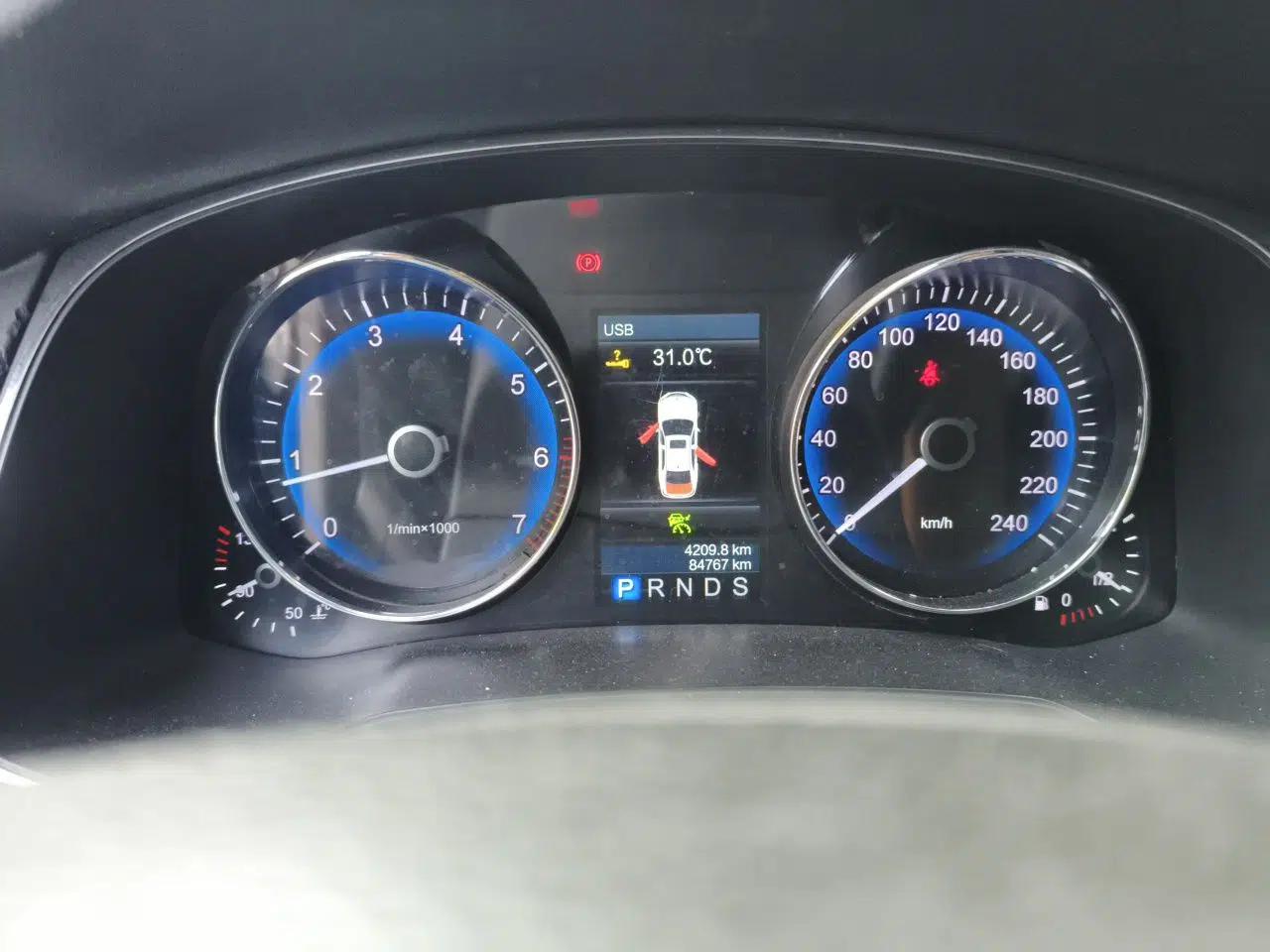 Hongqi H7 Hongqi H7, black, 2.5-liter engine — миниатюра 11