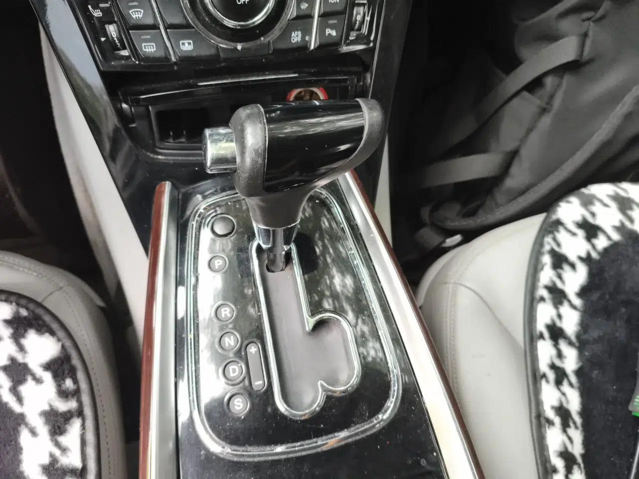 Hongqi H7 Hongqi H7, black, 2.5-liter engine — миниатюра 14