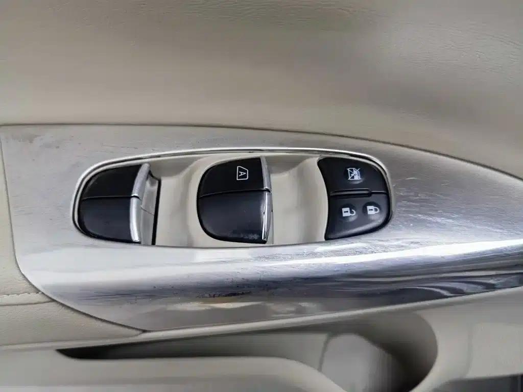Nissan Sylphy 2012 1.6XL CVT Luxury Edition — миниатюра 9