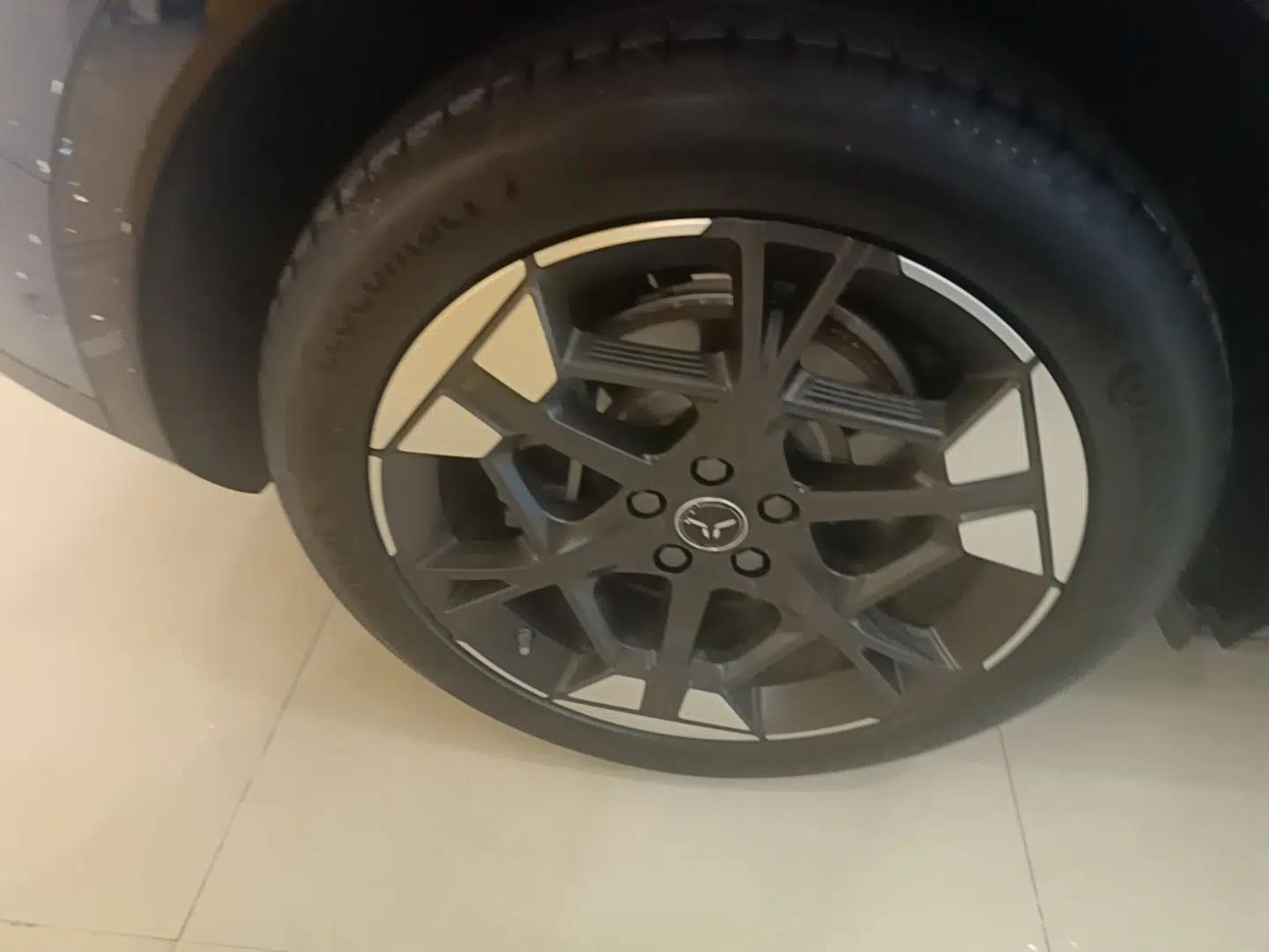 Hongqi Tiangong 06 2025 660 4x4 Smart Selection Edition — миниатюра 11