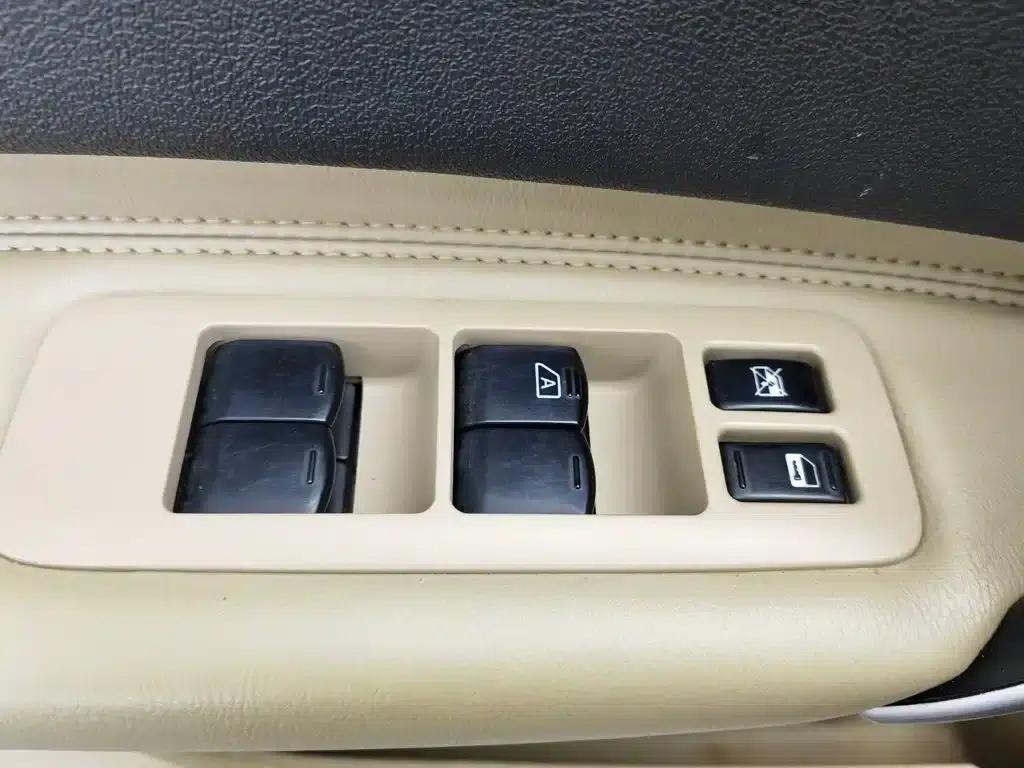 Nissan Qashqai 2012 2.0XV CVT 2WD — миниатюра 9