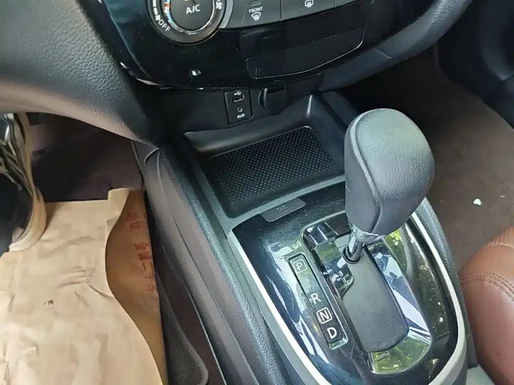 Nissan Qashqai 2016 2.0L CVT Luxury Edition — миниатюра 14