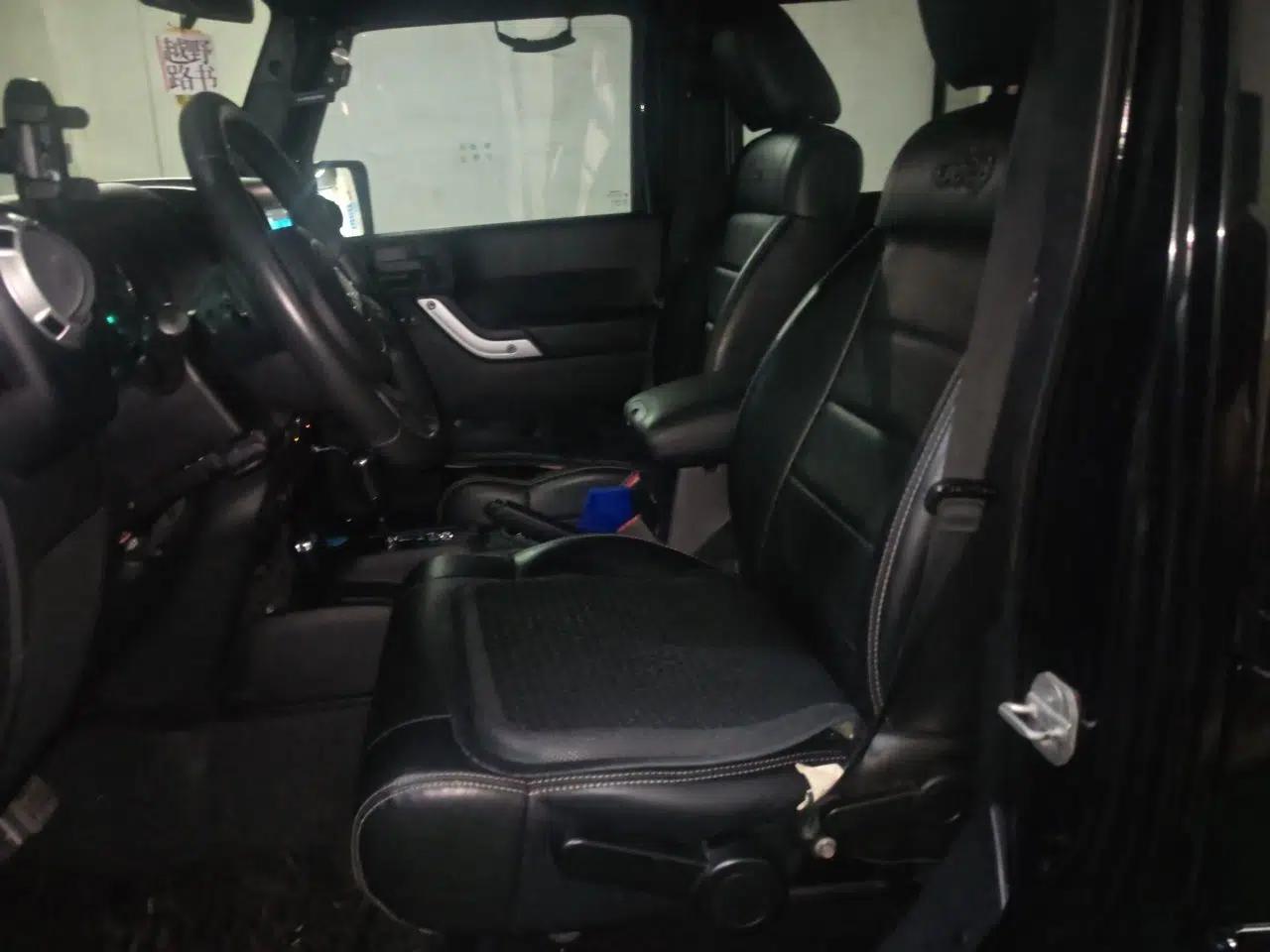 Jeep Wrangler 2012 3.6L Sahara Four-Door Edition — миниатюра 15