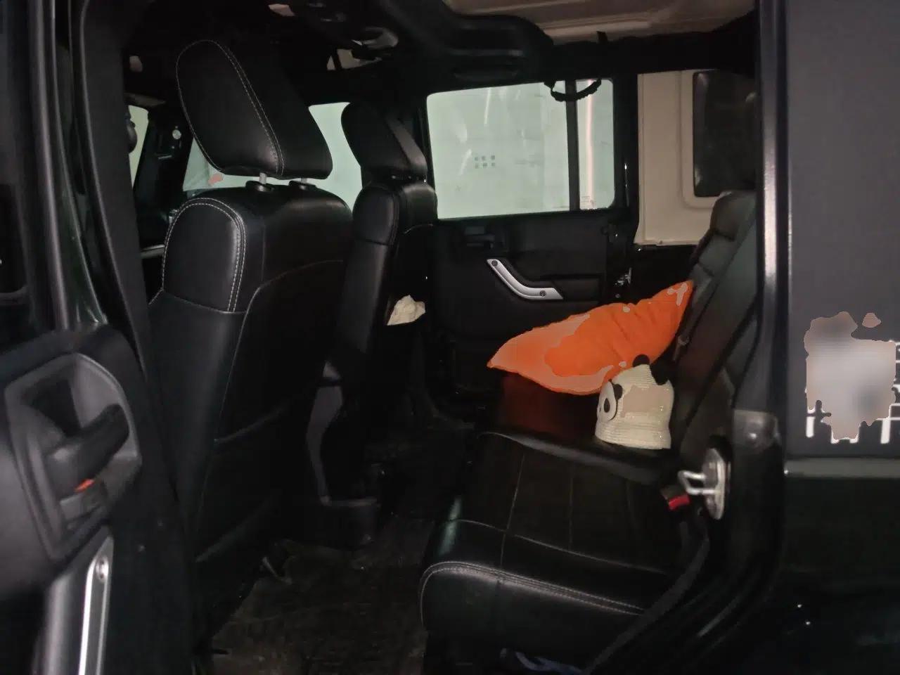 Jeep Wrangler 2012 3.6L Sahara Four-Door Edition — миниатюра 17