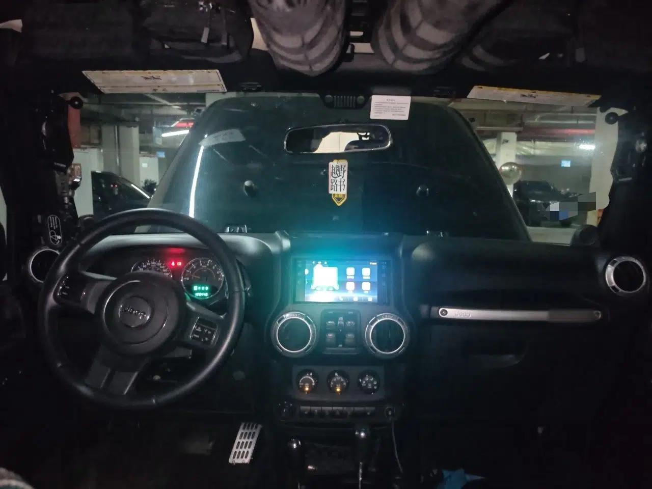 Jeep Wrangler 2012 3.6L Sahara Four-Door Edition — миниатюра 9