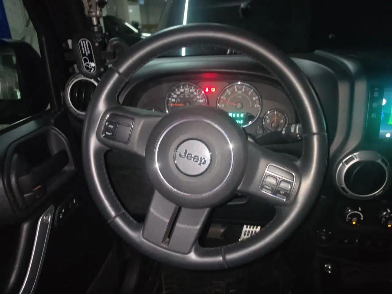 Jeep Wrangler 2012 3.6L Sahara Four-Door Edition — миниатюра 10