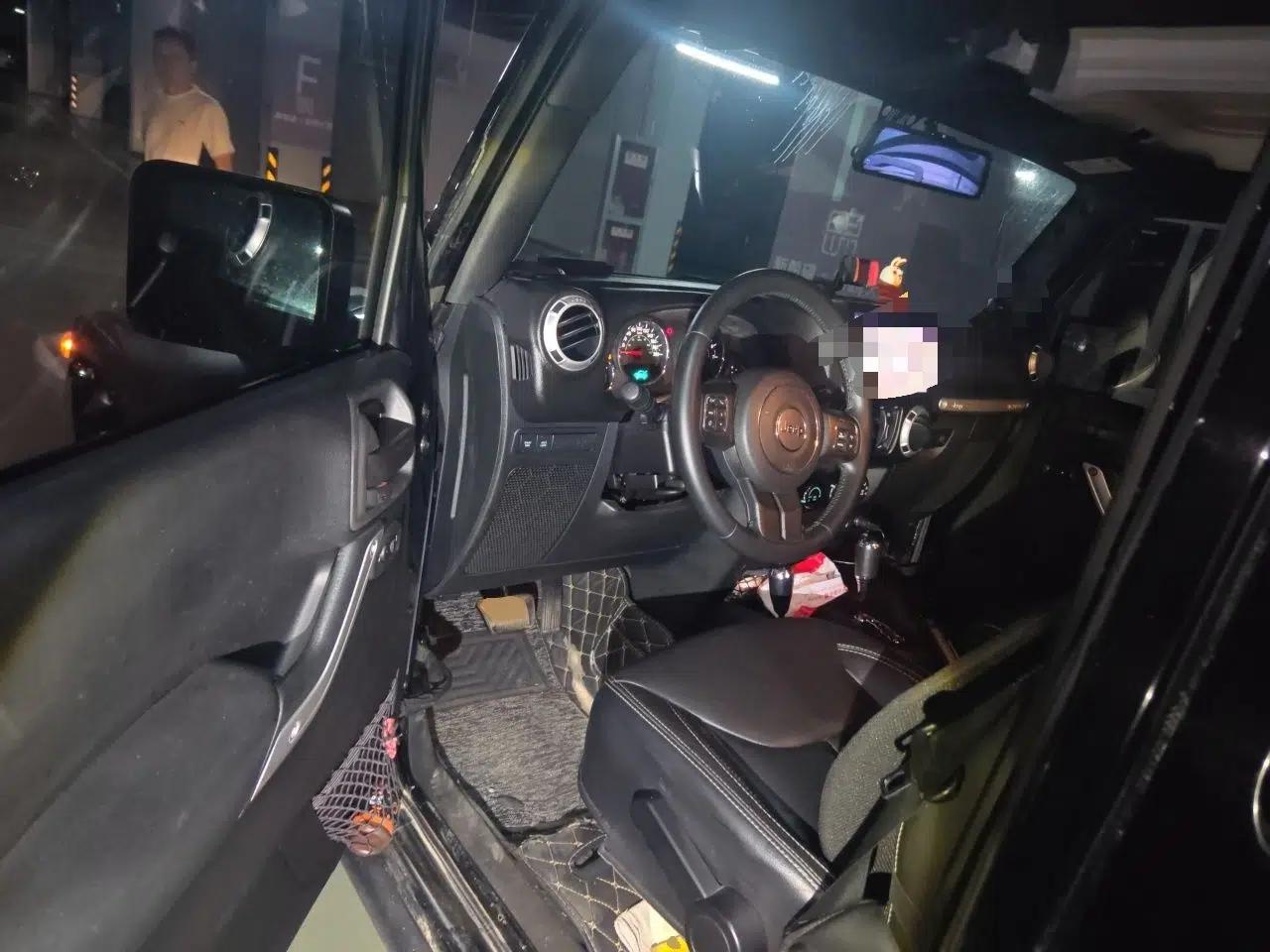 Jeep Wrangler 2015 3.6L Rubicon Four-Door Edition — миниатюра 16