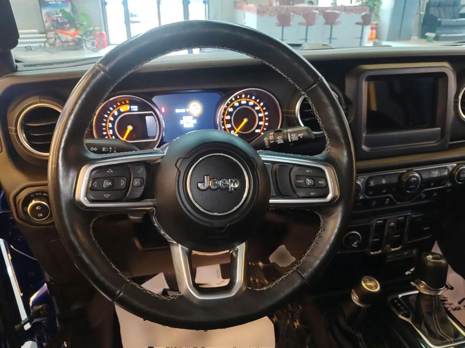 Jeep Wrangler 2018 2.0T Sahara Four-Door Edition — миниатюра 13