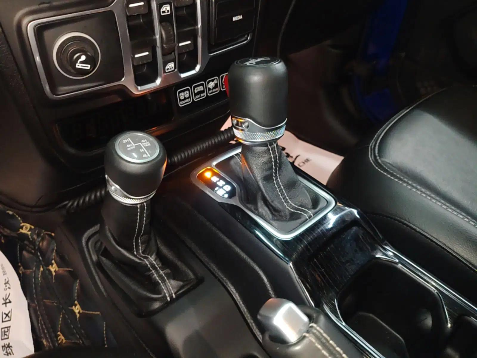 Jeep Wrangler 2018 2.0T Sahara Four-Door Edition — миниатюра 16