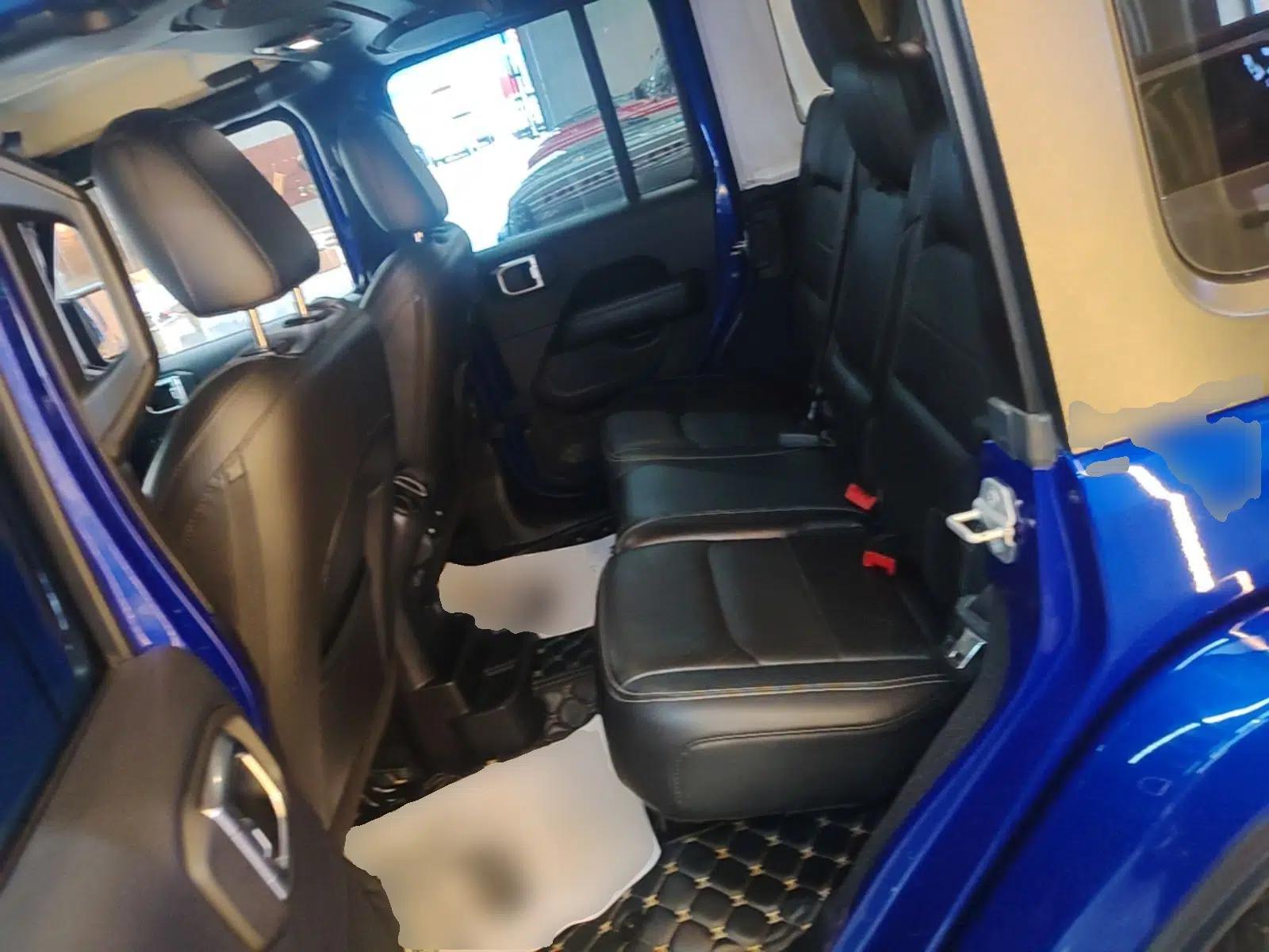 Jeep Wrangler 2018 2.0T Sahara Four-Door Edition — миниатюра 20