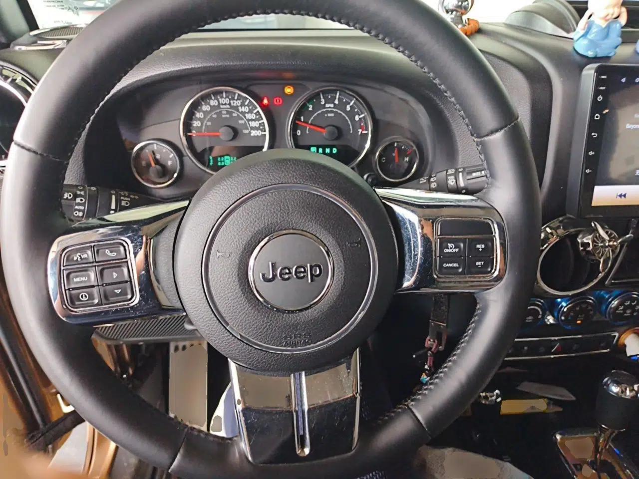 Jeep Wrangler 2014 3.0L Sahara Four-Door Edition — миниатюра 10