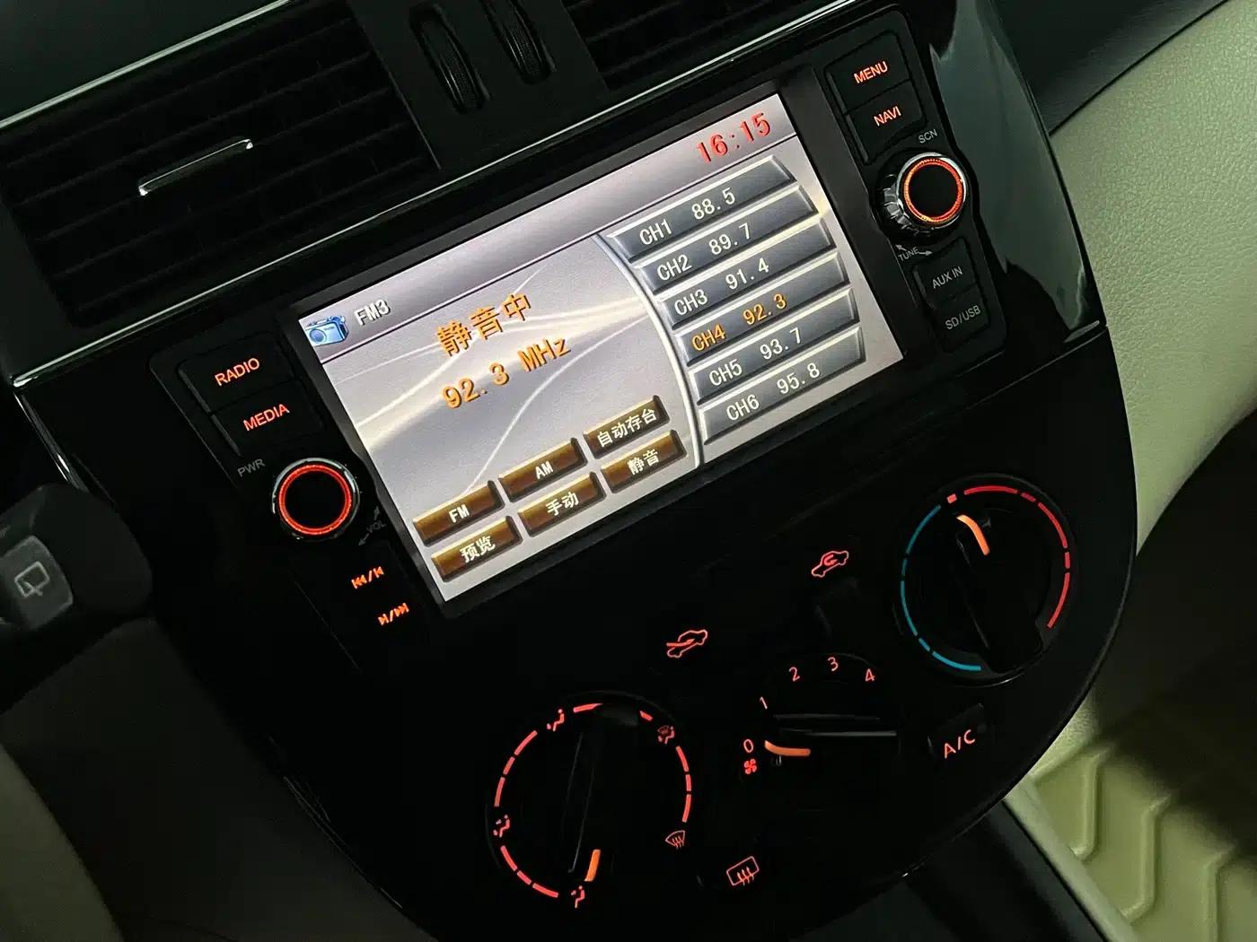 2011 Tiida 1.6L CVT Comfort Model — миниатюра 12