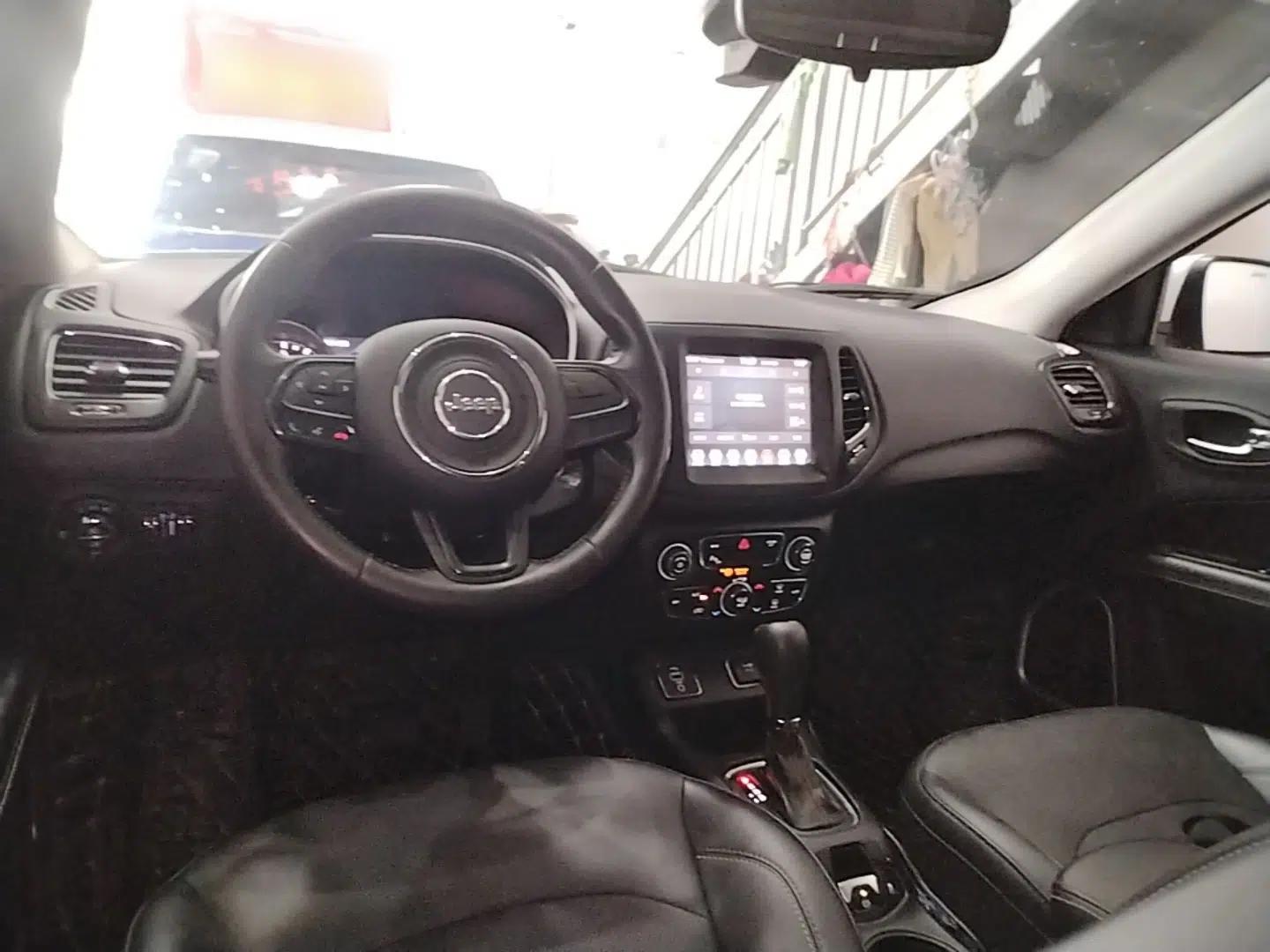 Jeep Compass 2017 200T Automatic Family Edition — миниатюра 12