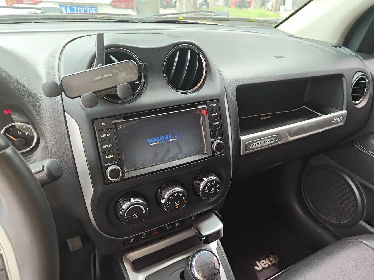 Jeep Compass 2014 Revised Version 2.0L Two-Wheel Drive Elite Edition — миниатюра 13