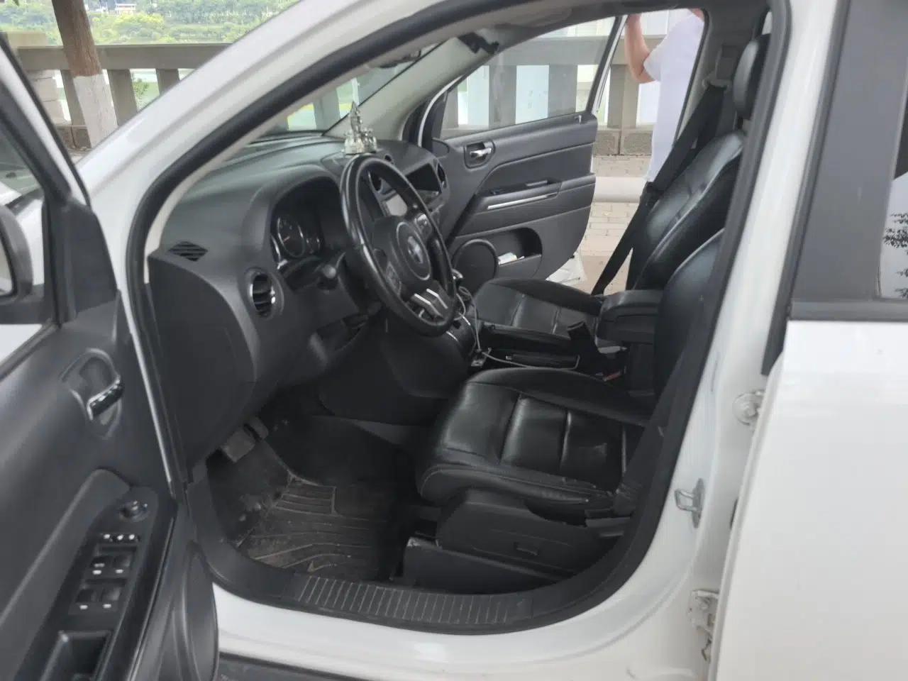 Jeep Compass 2013 2.4L Four-wheel Drive Black Edition with Navigation — миниатюра 15