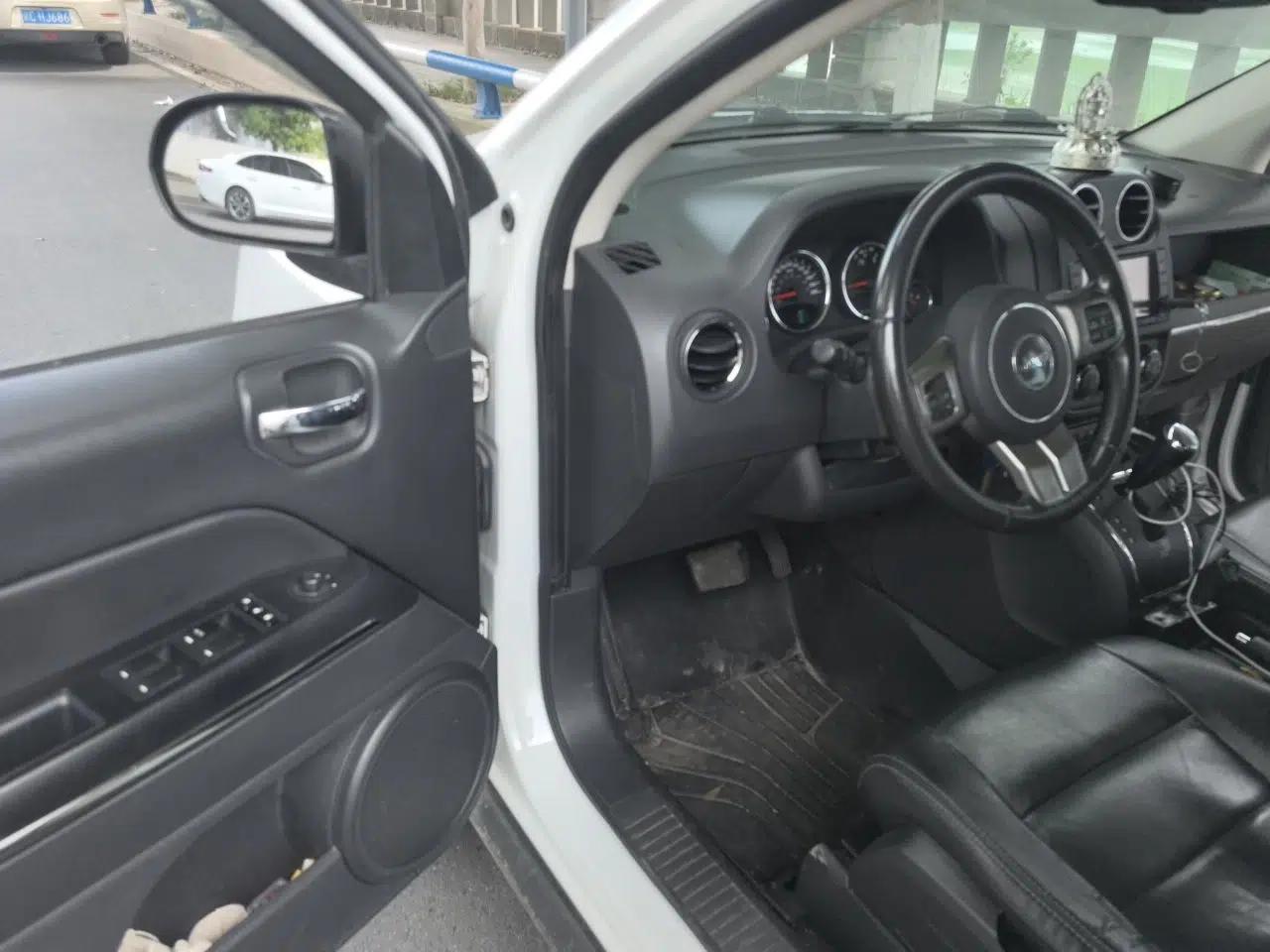 Jeep Compass 2013 2.4L Four-wheel Drive Black Edition with Navigation — миниатюра 16