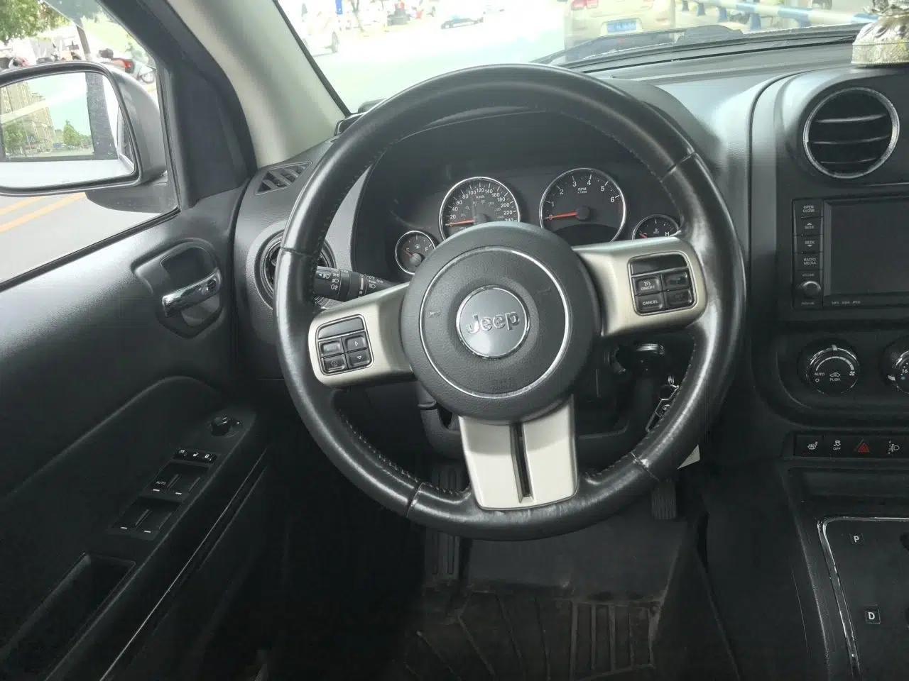 Jeep Compass 2013 2.4L Four-wheel Drive Black Edition with Navigation — миниатюра 10