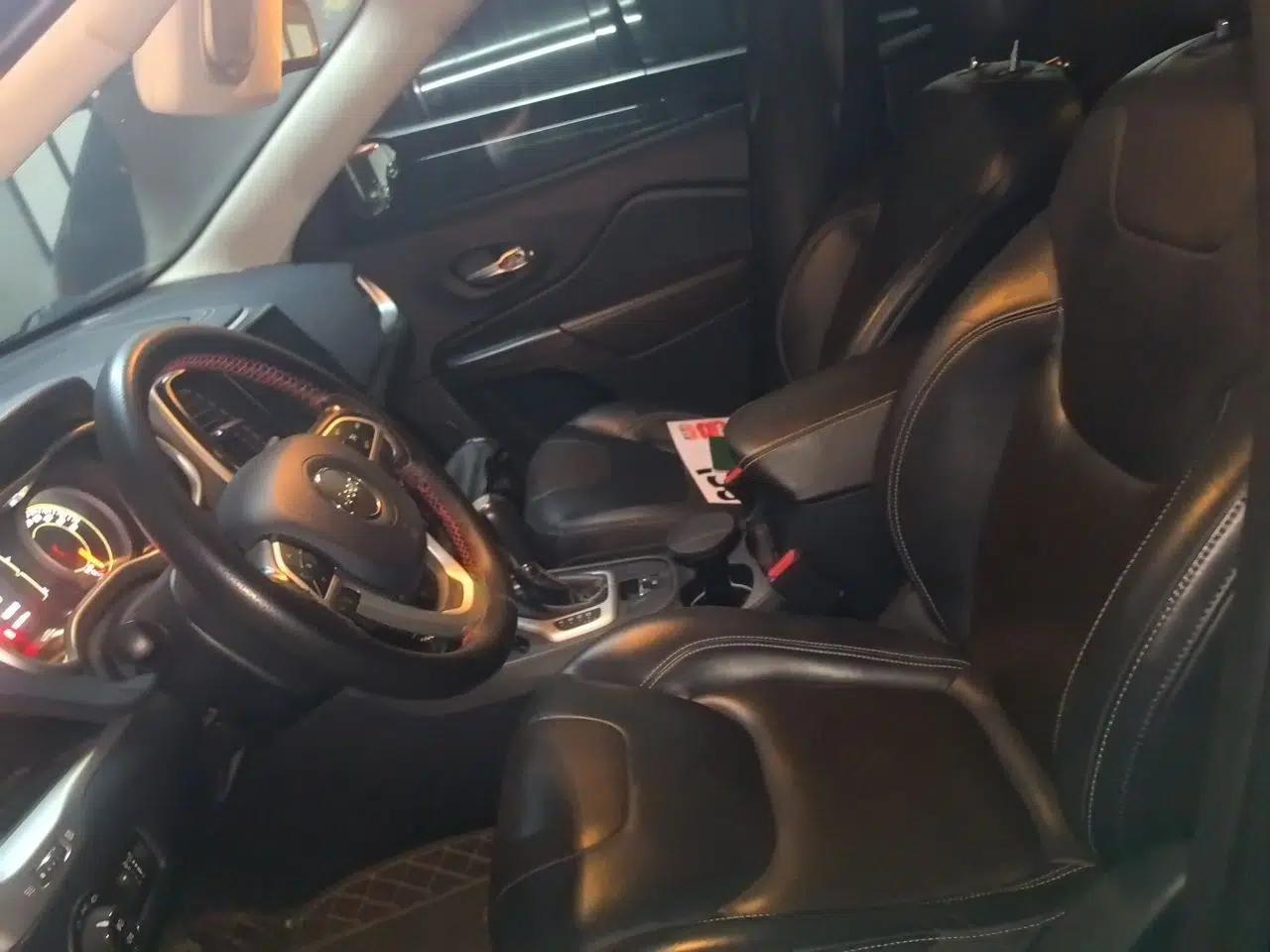 Jeep Cherokee 2016 2.4L Leading Edition — миниатюра 15