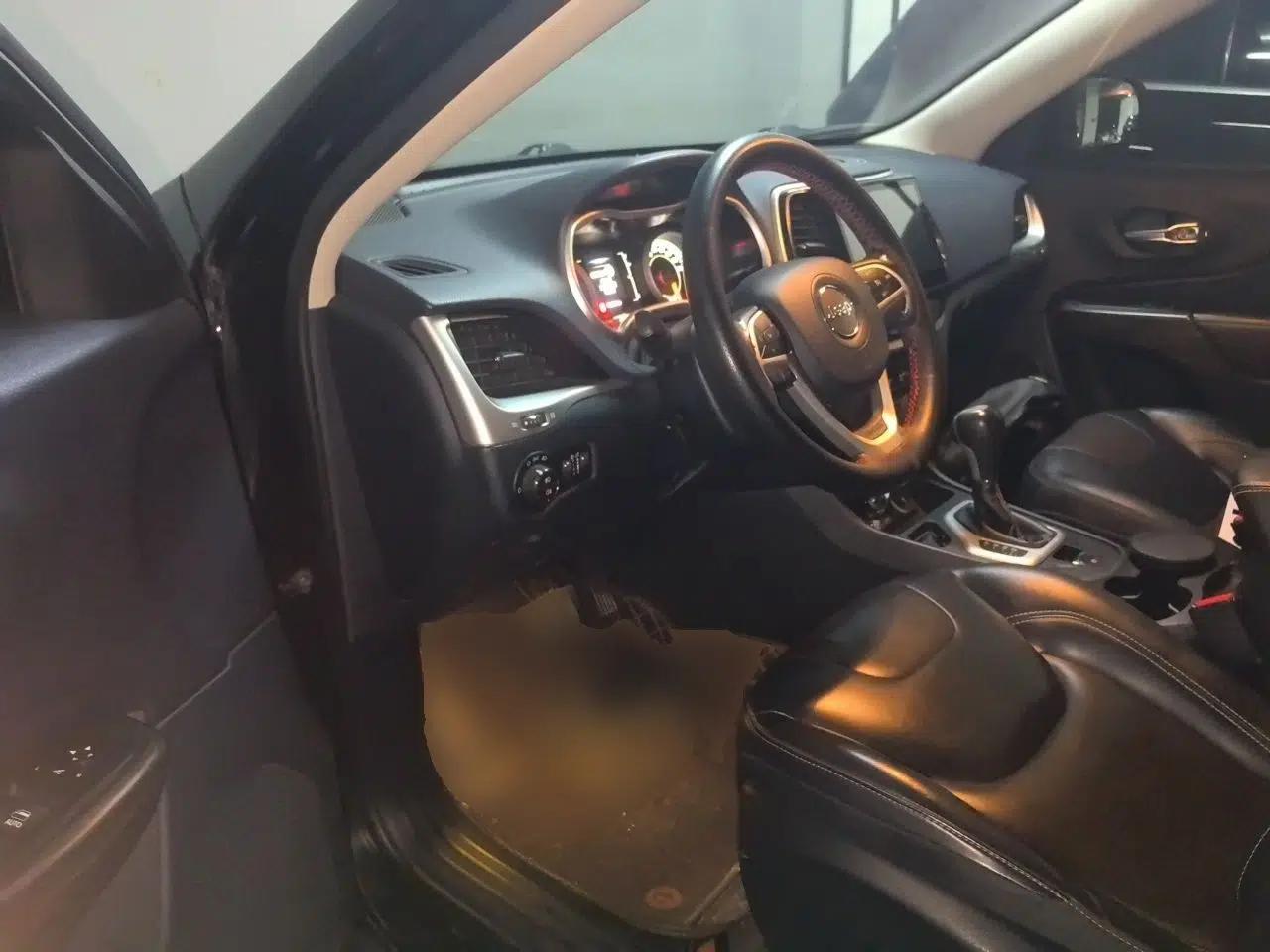 Jeep Cherokee 2016 2.4L Leading Edition — миниатюра 16
