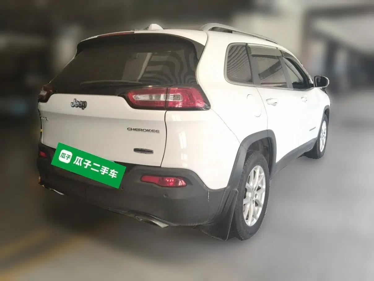 Jeep Cherokee 2016 2.4L Leading Smart Version — миниатюра 6