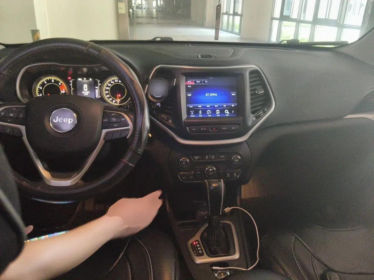 Jeep Cherokee 2016 2.4L Leading Smart Version — миниатюра 9