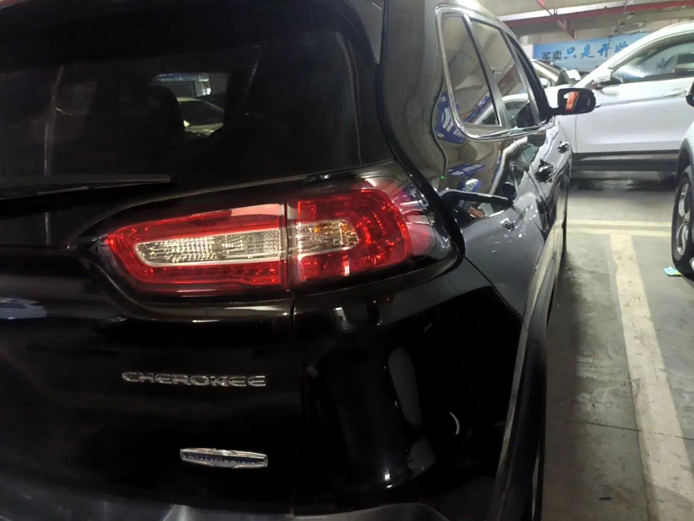 Jeep Cherokee 2016 2.0L Superior Edition — миниатюра 9