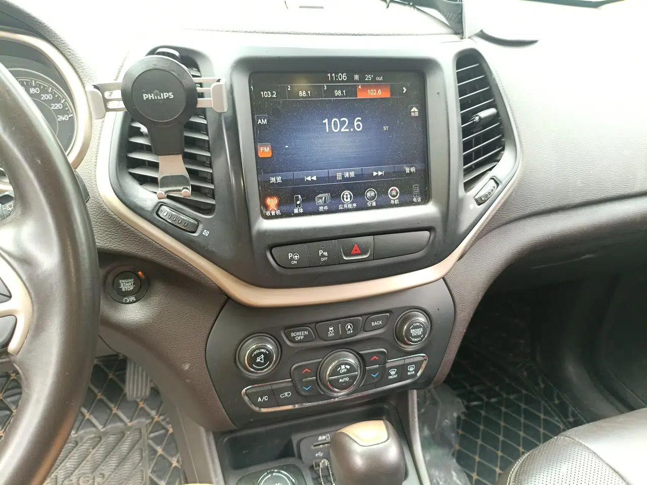 Jeep Cherokee 2017 2.4L Superior Edition — миниатюра 13