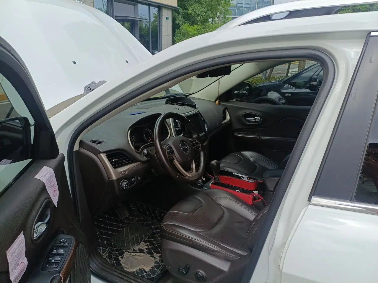 Jeep Cherokee 2017 2.4L Superior Edition — миниатюра 16