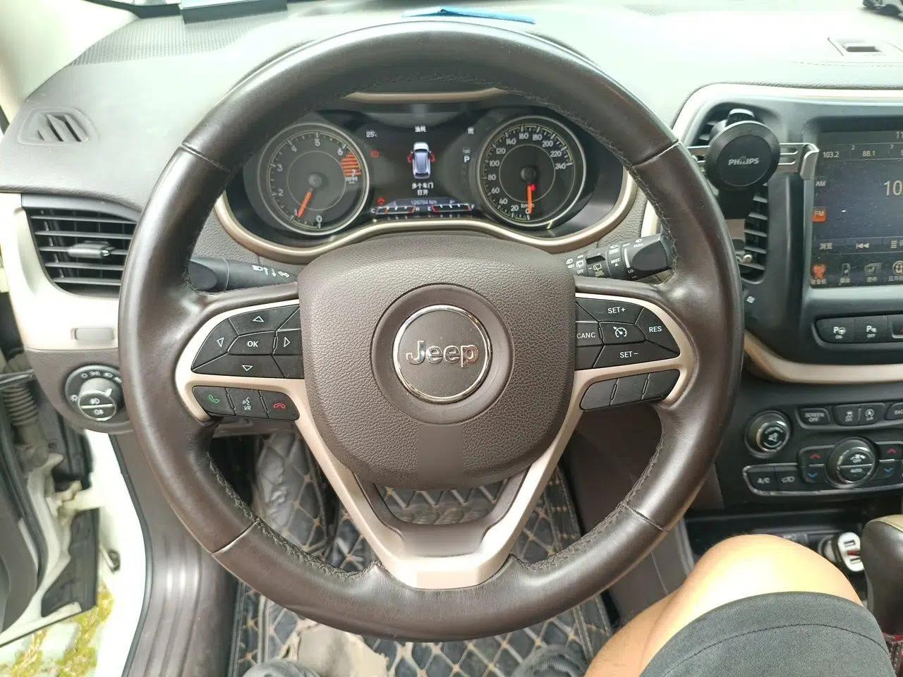 Jeep Cherokee 2017 2.4L Superior Edition — миниатюра 10