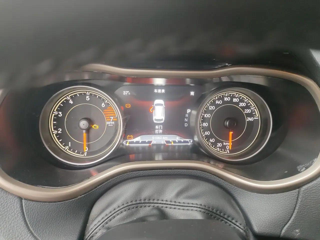 Jeep Cherokee 2016 2.0L Superior Edition — миниатюра 11