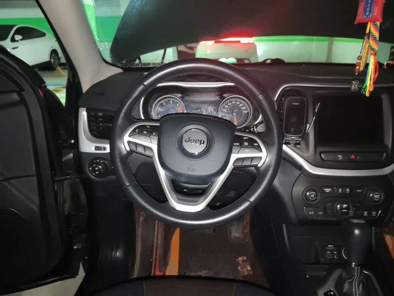 Jeep Cherokee 2017 2.0L Superior Edition — миниатюра 10