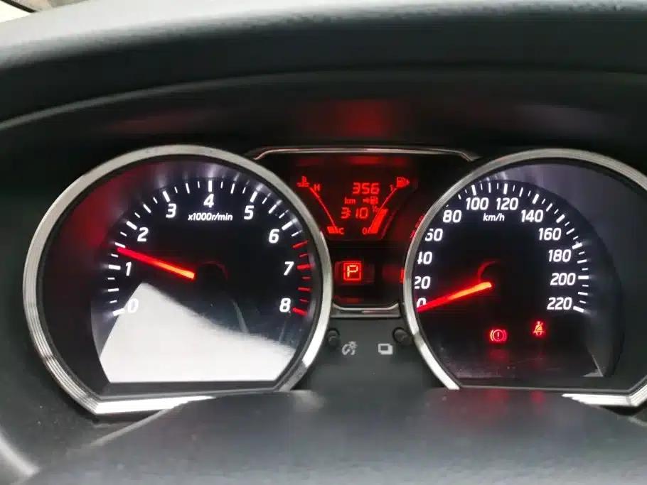 Nissan Livina 2013 Model 1.6XV CVT Deluxe Edition — миниатюра 14