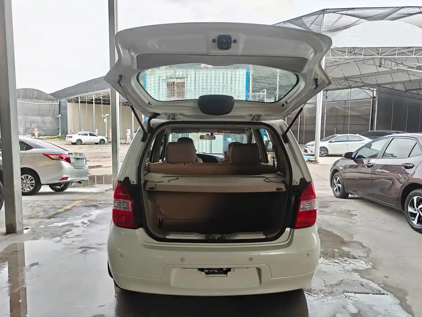 Nissan Livina 2010 Sporty Edition 1.6L Automatic Super Power Model — миниатюра 23