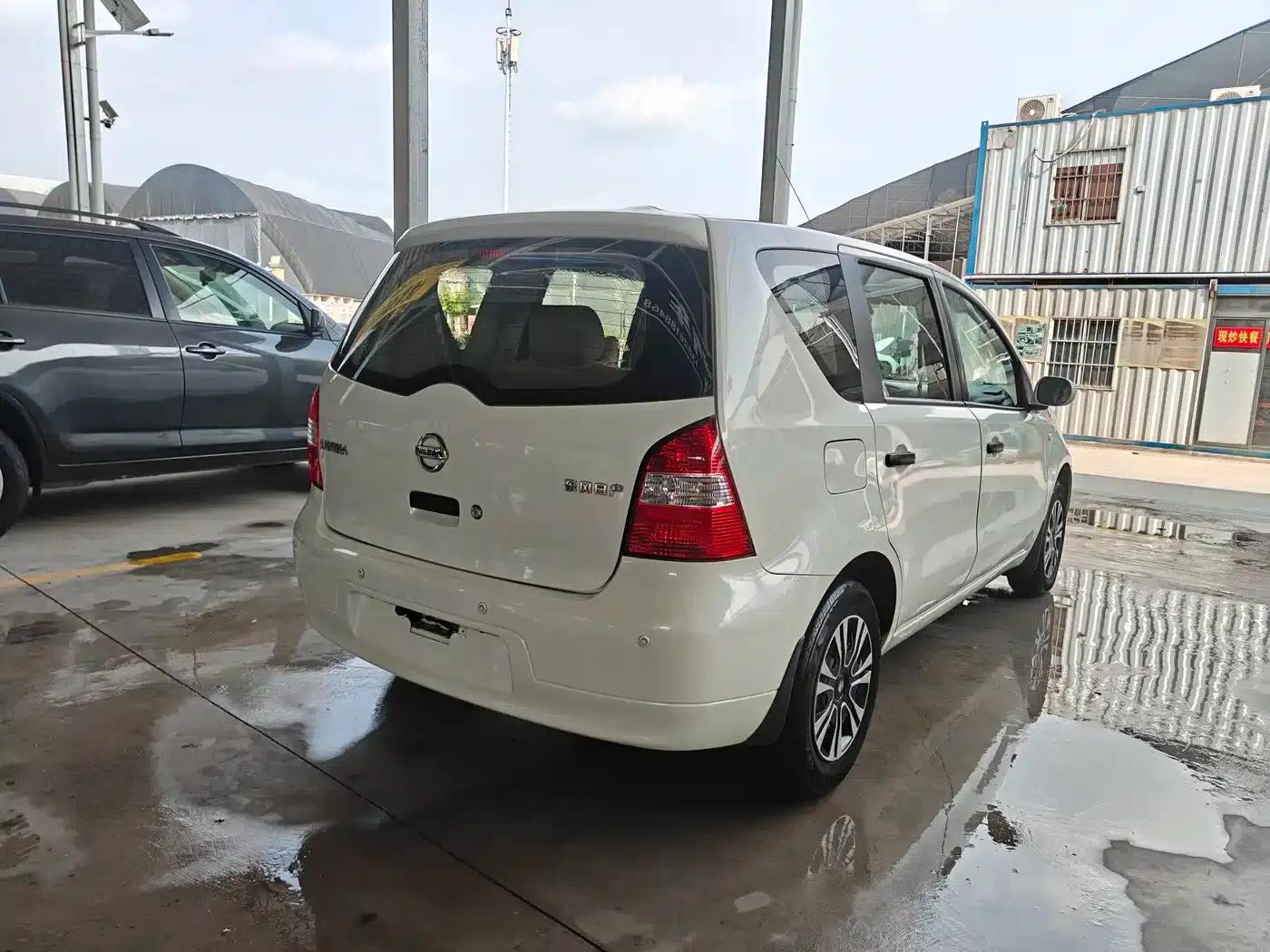 Nissan Livina 2010 Sporty Edition 1.6L Automatic Super Power Model — миниатюра 4