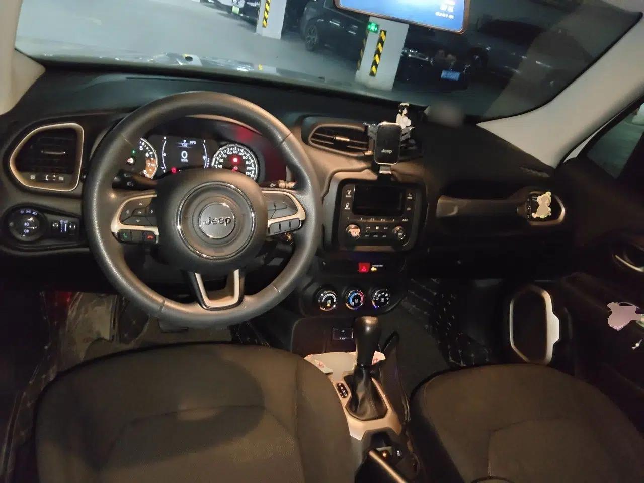 Jeep Renegade 2017 180T Automatic Kinetic Edition+ — миниатюра 9