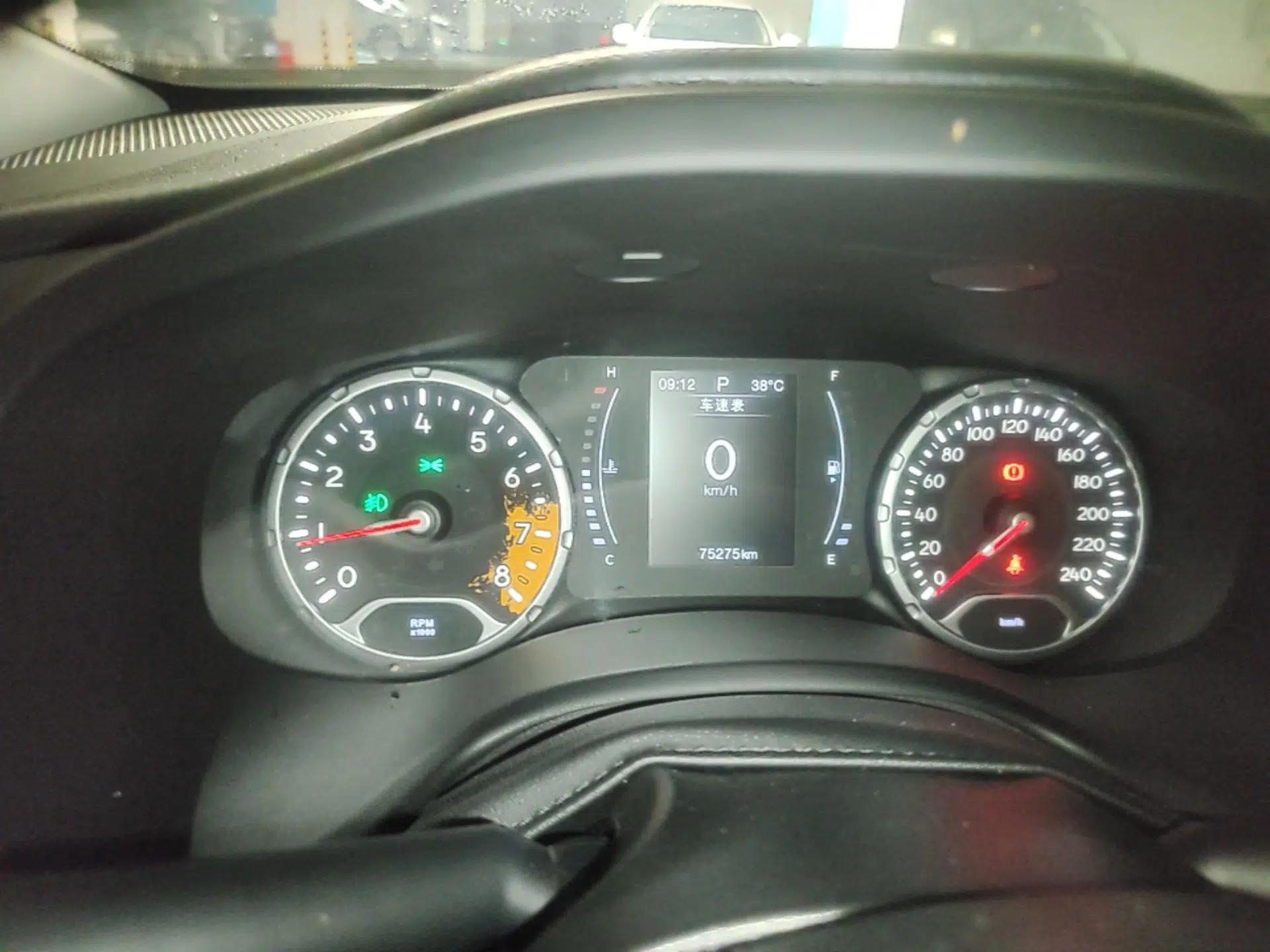 Jeep Renegade 2017 180T Automatic Kinetic Edition+ — миниатюра 14