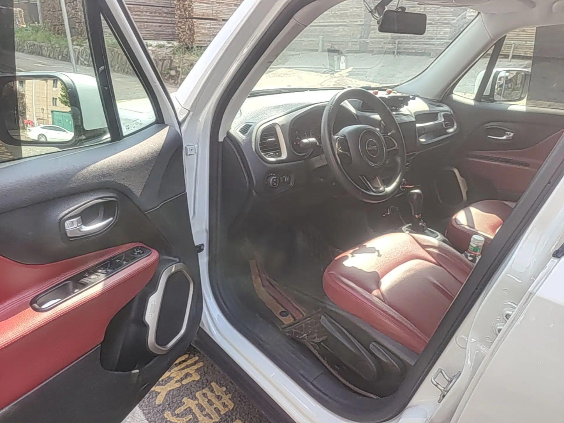 Jeep Renegade 2017 180T Automatic Kinetic Edition+ — миниатюра 18