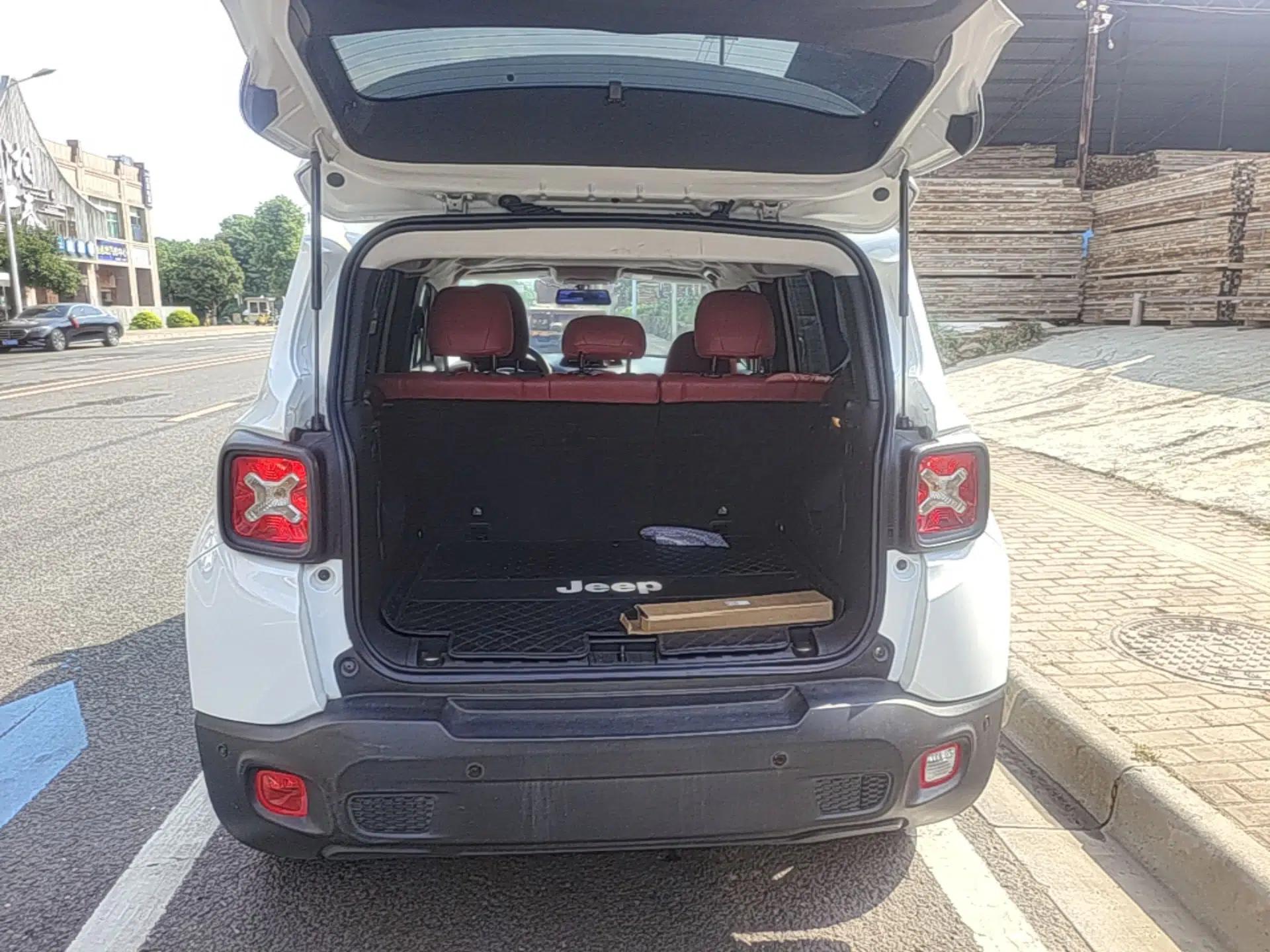 Jeep Renegade 2017 180T Automatic Kinetic Edition+ — миниатюра 22