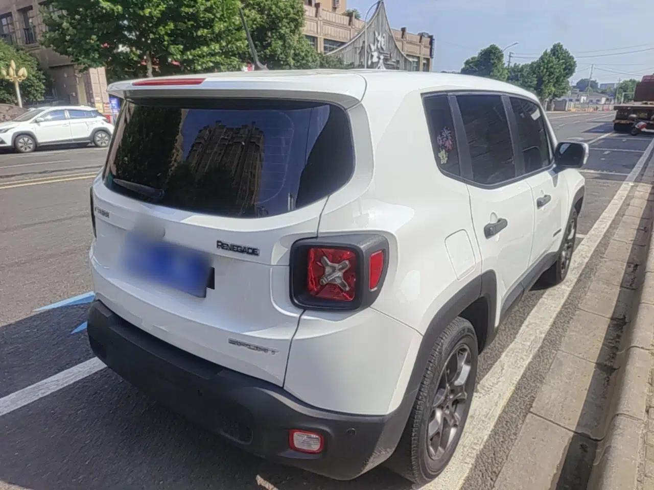 Jeep Renegade 2017 180T Automatic Kinetic Edition+ — миниатюра 6