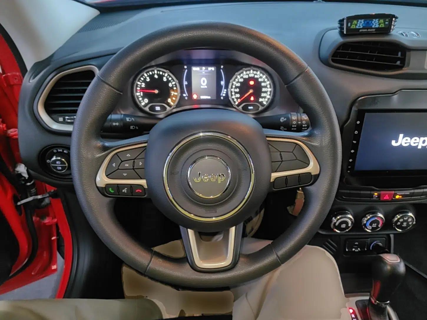 Jeep Renegade 2017 180T Automatic High-Energy Version — миниатюра 13
