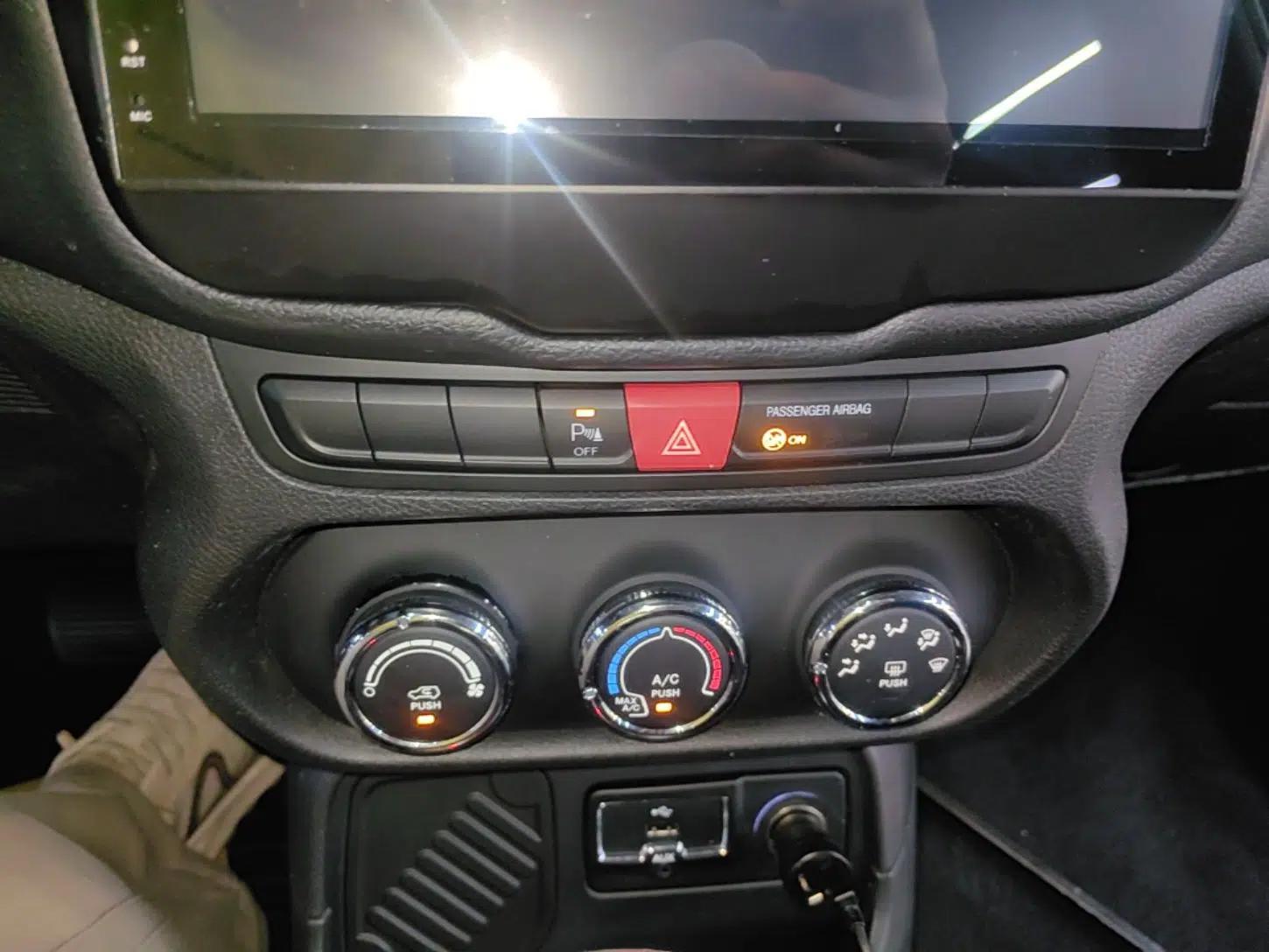 Jeep Renegade 2017 180T Automatic High-Energy Version — миниатюра 15