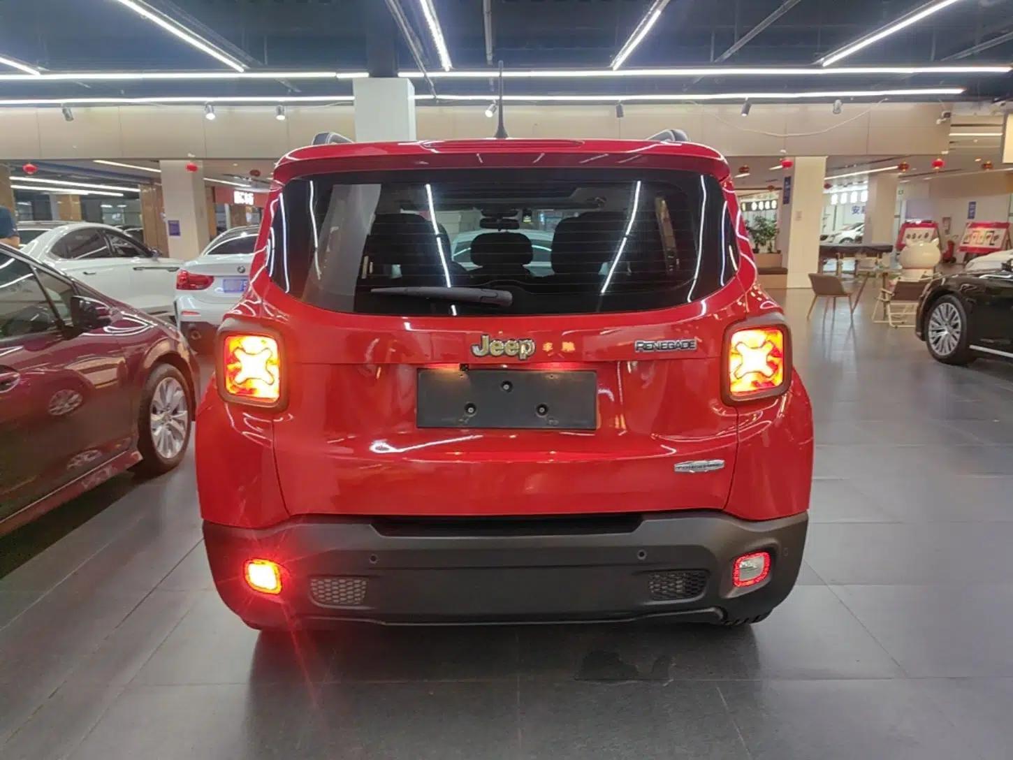 Jeep Renegade 2017 180T Automatic High-Energy Version — миниатюра 5