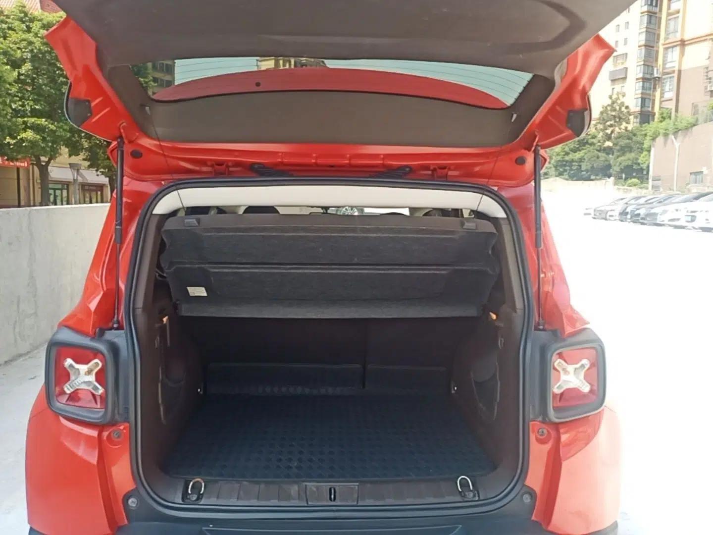Jeep Renegade 2017 180T Automatic High-Energy Version — миниатюра 22