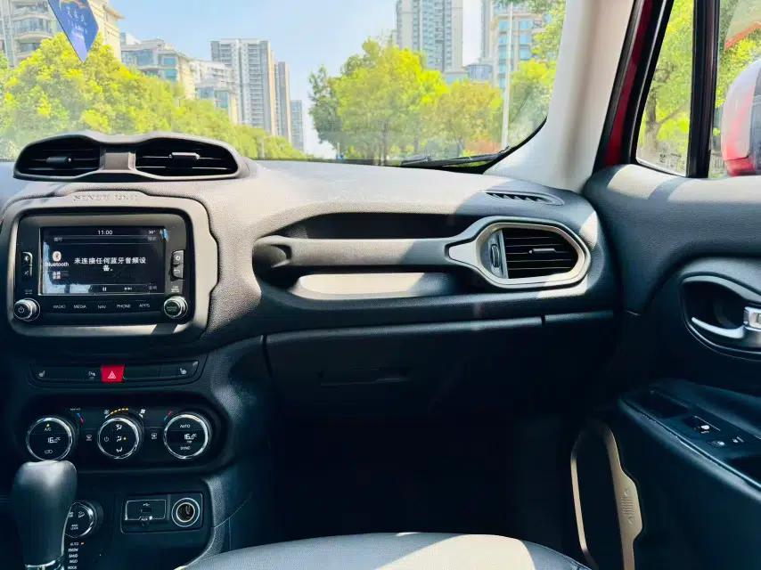 Jeep Renegade 2017 180TS Automatic All-Wheel Drive Versatile Edition — миниатюра 17