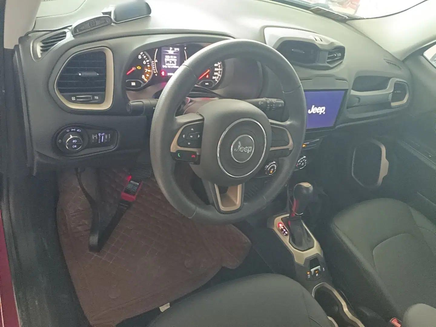 Jeep Renegade 2016 1.4T Automatic Kinetic Edition — миниатюра 12