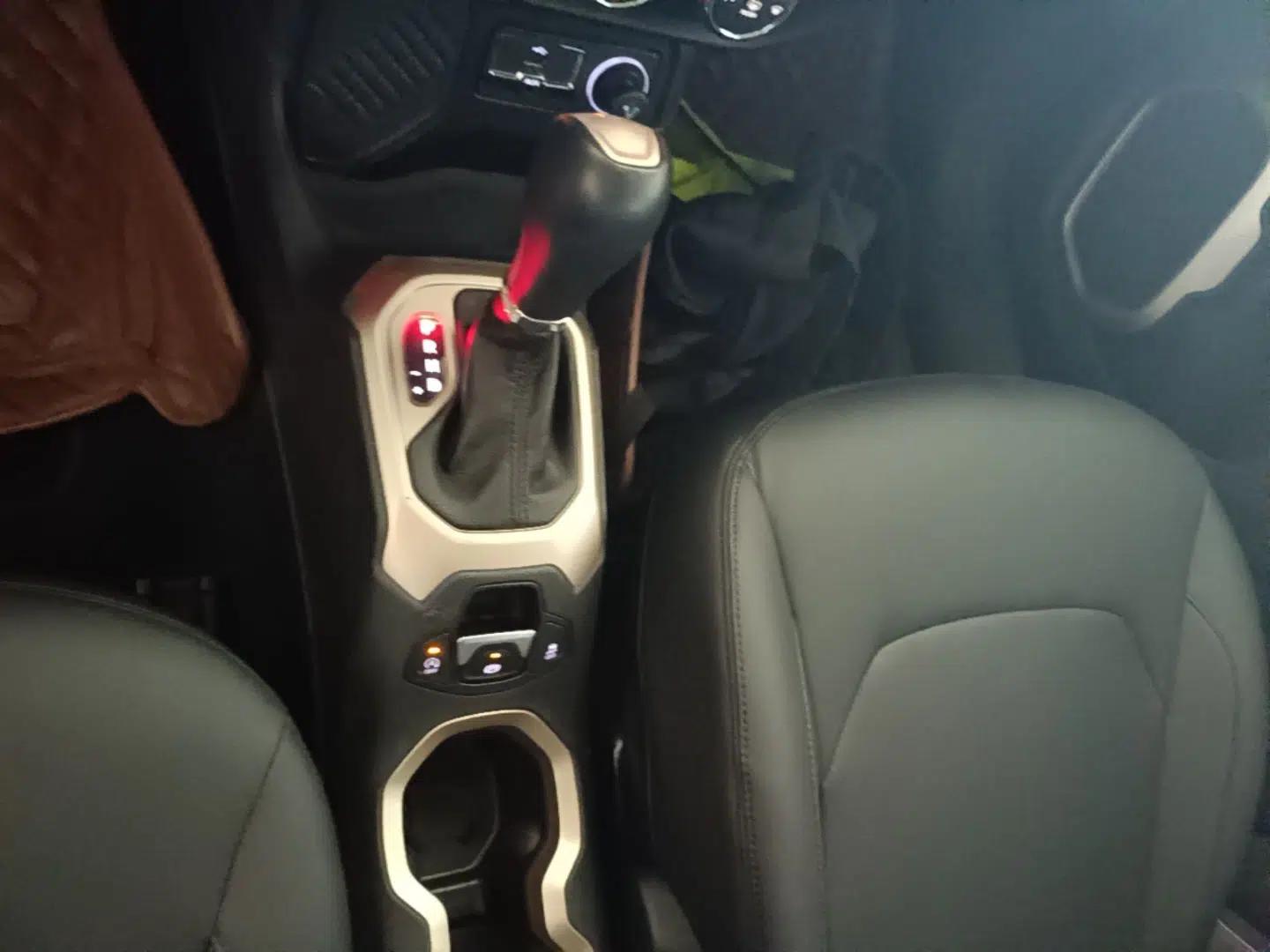 Jeep Renegade 2016 1.4T Automatic Kinetic Edition — миниатюра 16