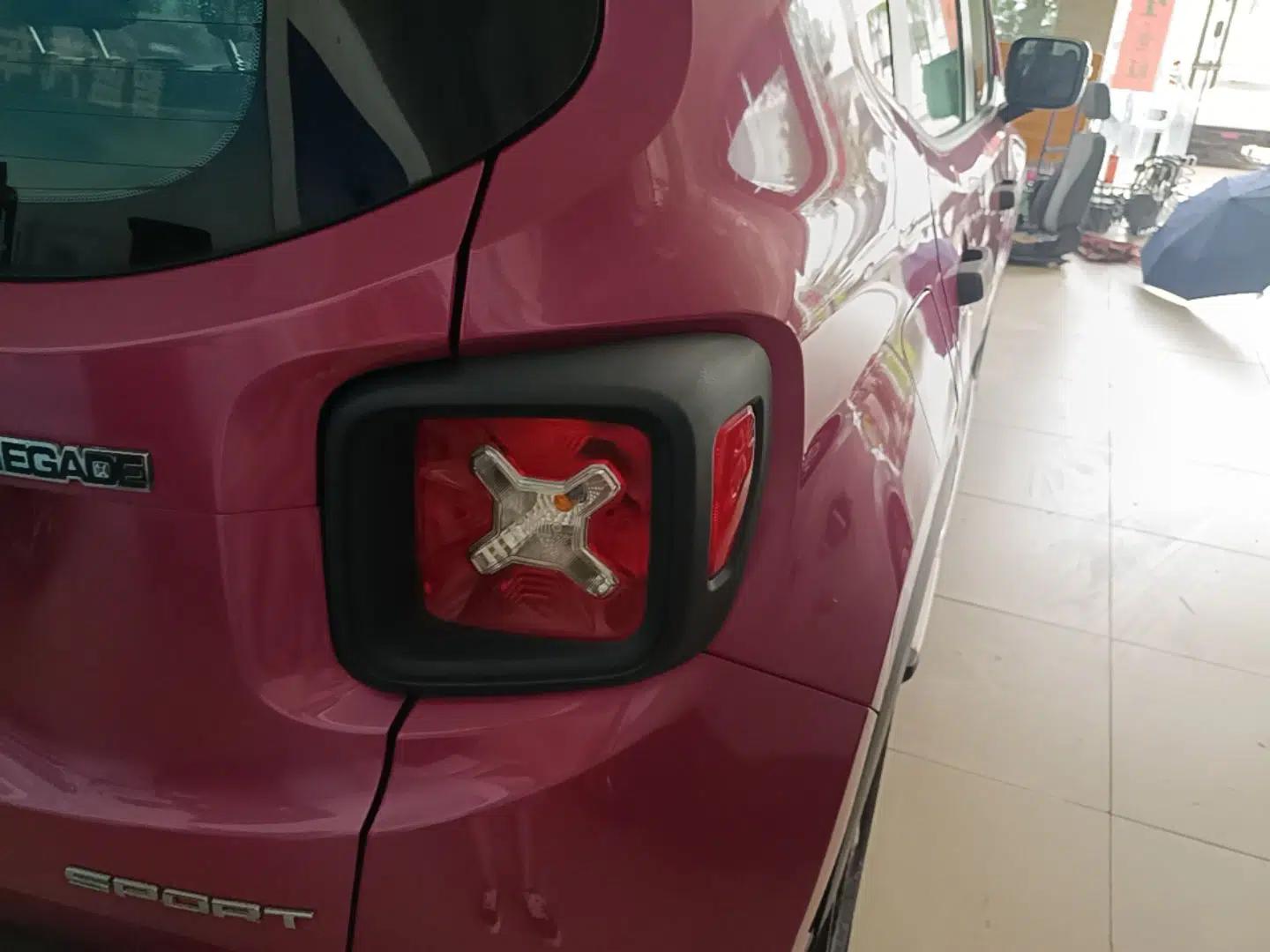 Jeep Renegade 2016 1.4T Automatic Kinetic Edition — миниатюра 9