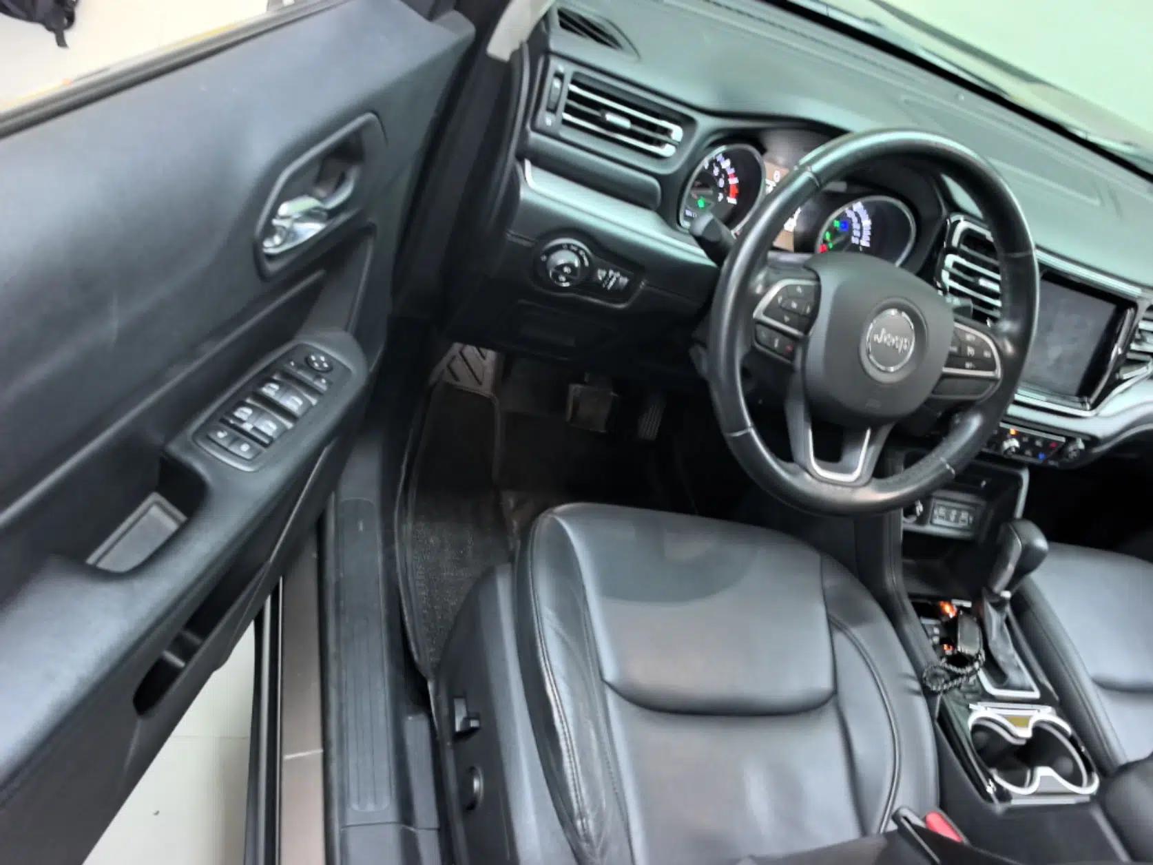 Jeep Commander 2018 2.0T Two-Wheel Drive Enjoy Edition China V — миниатюра 18