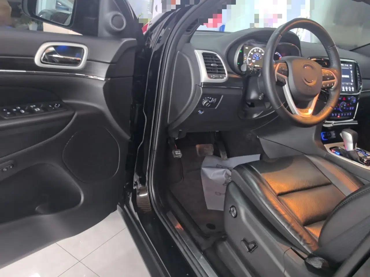 Jeep Grand Cherokee 2020 3.0L Elite Navigation Edition — миниатюра 18
